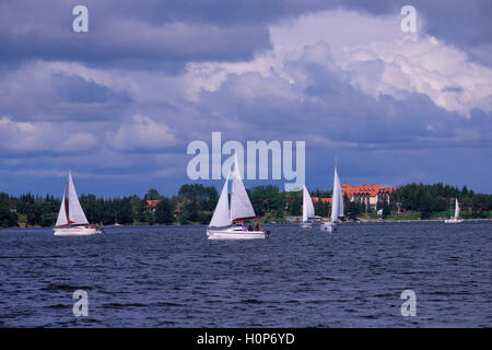 Bootfahren in Sniardwy des größten Sees in Polen befindet sich in der Masurischen Seenplatte von der Woiwodschaft Ermland-Masuren, Polen. Stockfoto