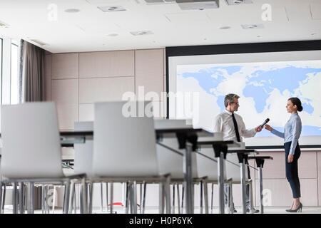 Geschäftsmann Mikrofon Geschäftsfrau Stockfoto