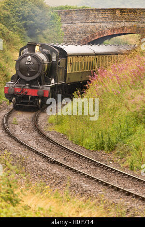 Dampf-Lokomotive 3850 nur nahenden Watchet Station auf der West Somerset Railway in Somerset Stockfoto