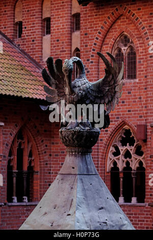 Eine geformte Figur auf dem Innenhof des Schlosses hoch auf der größten gotischen Burg in Europa die Burg des Deutschen Ordens, erbaut durch die Kreuzritter, ein deutscher Geistlicher Orden der Kreuzritter, in Form einer Ordensburg-Festung befindet sich in der Stadt Malbork im Großraum Zulawy in Nordpolen Westpommern Stockfoto