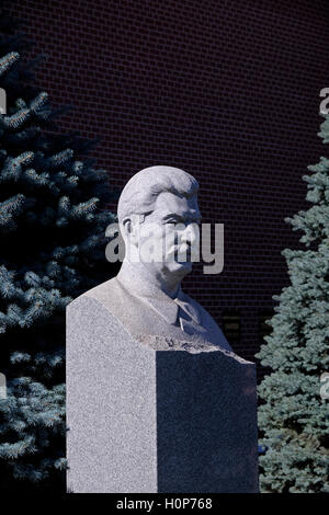 Geformte Figur des Joseph Stalin (1878-1953) entlang der Mauer des Kremls, dient als Kolumbarium für Urnen mit Asche der Führer der kommunistischen Bewegung und der sowjetische Staat in der Nähe von Lenin Mausoleum auf dem Roten Platz in Moskau, Russland Stockfoto