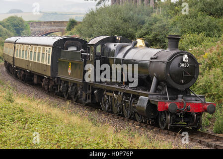 Dampf-Lokomotive 3850 nur nahenden Watchet Station auf der West Somerset Railway in Somerset Stockfoto