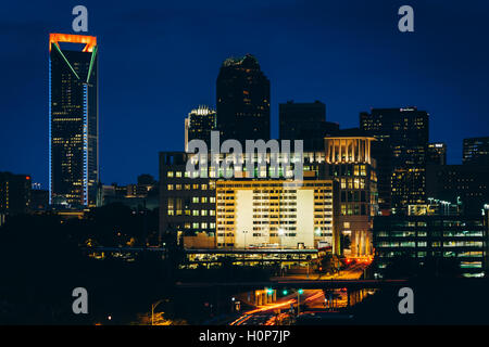 Blick auf die Skyline von Uptown in der Nacht, in Charlotte, North Carolina. Stockfoto