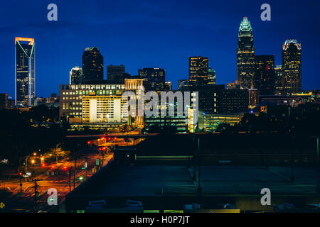 Blick auf die Skyline von Uptown in der Nacht, in Charlotte, North Carolina. Stockfoto