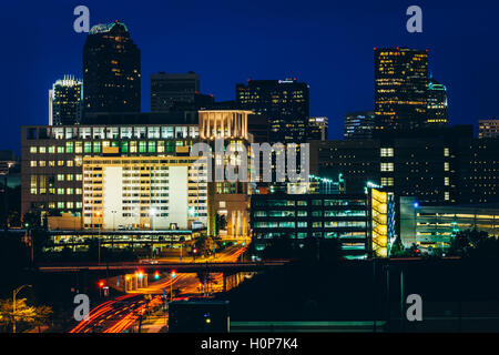 Blick auf die Skyline von Uptown in der Nacht, in Charlotte, North Carolina. Stockfoto