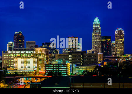 Blick auf die Skyline von Uptown in der Nacht, in Charlotte, North Carolina. Stockfoto