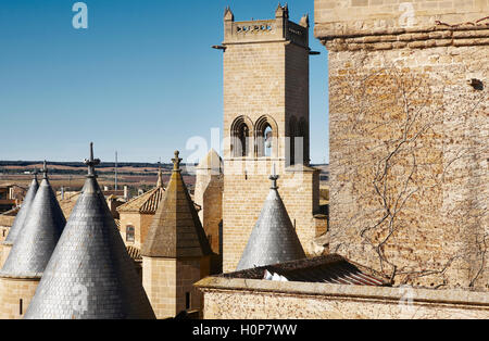 Antike Burgtürme in Olite, Navarra in Spanien. Horizontale Stockfoto