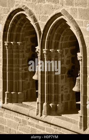 Gotische Bögen und Säulen in einer Fassade. Olite, Spanien. Horizontale Stockfoto