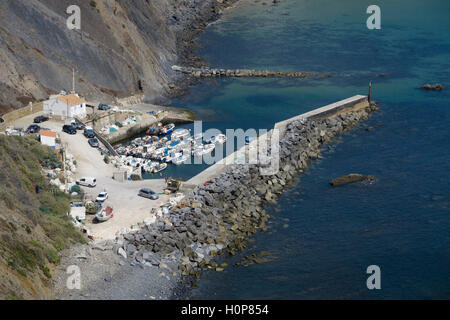 Luftaufnahme von einige Boote vertäut am Fischereihafen in Praia da Arrifana, Algarve, Portugal, Europa Stockfoto