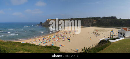 Panoramablick auf den Strand Praia de Odeceixe in der Algarve, Portugal, Europa Stockfoto