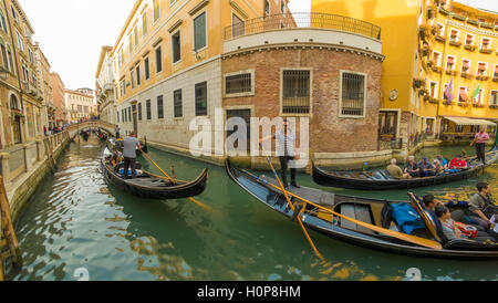 Menschen warten auf eine Gondel fahren in Venedig, Italien Stockfoto