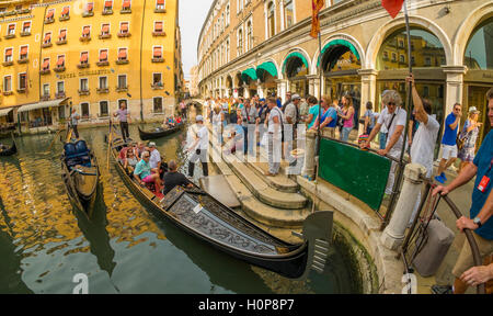 Menschen warten auf eine Gondel fahren in Venedig, Italien Stockfoto