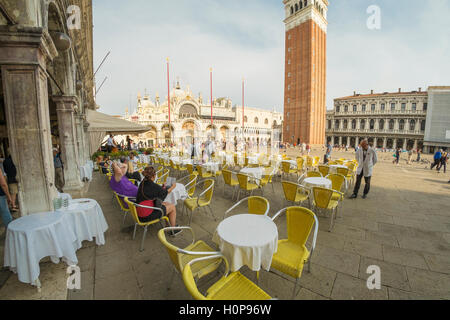 Personen mit Frühstück im Markusplatz entfernt, Venedig, Italien Stockfoto