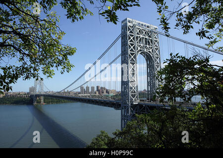 George Washington Bridge, New York und New Jersey, USA von Palisades Park auf der westlichen Seite des Hudson Rivers gesehen Stockfoto