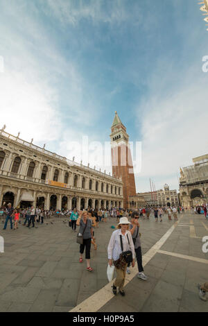 Passanten in Markusplatz entfernt, Venedig, Italien Stockfoto