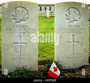 Gräber von zwei kanadischen Soldaten, die Opfer des 1. Weltkrieges waren. Sie sind auf einem Friedhof in Flanders Fields, Belgien begraben. Stockfoto