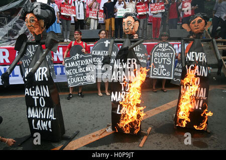 Manila, Philippinen. 21. Sep, 2016. Die Bildnisse von Imelda Marcos, ehemaliger Präsident Ferdinand Marcos, und ihr Sohn Ferdinand "Bongbong" Marcos Jr. brennt in Mendiola Manila. Hunderte von Demonstranten besetzt Mendiola Brücke in Manila, wie sie den 44. Jahrestag des Kriegsrechts erinnern. Tausende wurden entführt, gefoltert und getötet während der Jahre kriegerisches Gesetz, die Ferdinand Marcos auferlegt, um die angeblichen Gesetzlosigkeit in den 70-er Jahren Einhalt zu Gebieten. Bildnachweis: J Gerard Seguia/Pacific Press/Alamy Live-Nachrichten Stockfoto