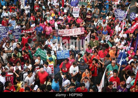 Manila, Philippinen. 21. Sep, 2016. Hunderte von Demonstranten besetzt Mendiola Brücke in Manila, wie sie den 44. Jahrestag des Kriegsrechts erinnern. Tausende wurden entführt, gefoltert und getötet während der Jahre kriegerisches Gesetz, die Ferdinand Marcos auferlegt, um die angeblichen Gesetzlosigkeit in den 70-er Jahren Einhalt zu Gebieten. Bildnachweis: J Gerard Seguia/Pacific Press/Alamy Live-Nachrichten Stockfoto