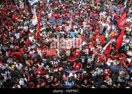 Manila, Philippinen. 21. Sep, 2016. Hunderte von Demonstranten besetzt Mendiola Brücke in Manila, wie sie den 44. Jahrestag des Kriegsrechts erinnern. Tausende wurden entführt, gefoltert und getötet während der Jahre kriegerisches Gesetz, die Ferdinand Marcos auferlegt, um die angeblichen Gesetzlosigkeit in den 70-er Jahren Einhalt zu Gebieten. Bildnachweis: J Gerard Seguia/Pacific Press/Alamy Live-Nachrichten Stockfoto