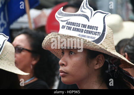 Manila, Philippinen. 21. Sep, 2016. Ein Mädchen schaut auf, während ein Programm in Mendiola, Manila. Hunderte von Demonstranten besetzt Mendiola Brücke in Manila, wie sie den 44. Jahrestag des Kriegsrechts erinnern. Tausende wurden entführt, gefoltert und getötet während der Jahre kriegerisches Gesetz, die Ferdinand Marcos auferlegt, um die angeblichen Gesetzlosigkeit in den 70-er Jahren Einhalt zu Gebieten. Bildnachweis: J Gerard Seguia/Pacific Press/Alamy Live-Nachrichten Stockfoto