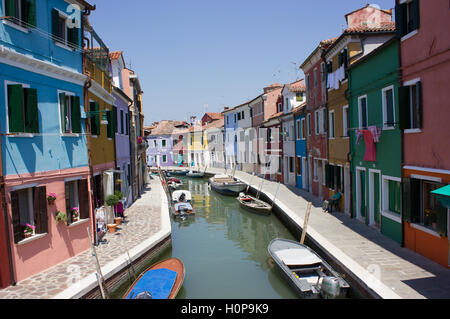 Schönen bunten Gebäude säumen die canel in Insel Burano, Italien Venedig Stockfoto