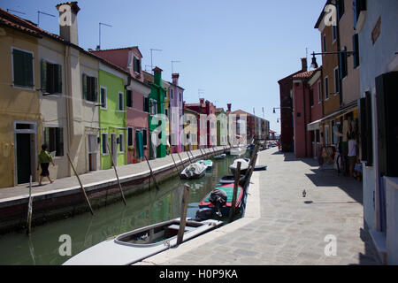 Bunte Häuser entlang des Kanals in Burano, Venedig, Veneto, Italien Stockfoto