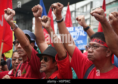 Manila, Philippinen. 21. Sep, 2016. Menschen skandieren Parolen bei gleichzeitiger Erhöhung ihrer Fäuste in Mendiola, Manila. Hunderte von Demonstranten besetzt Mendiola Brücke in Manila, wie sie den 44. Jahrestag des Kriegsrechts erinnern. Tausende wurden entführt, gefoltert und getötet während der Jahre kriegerisches Gesetz, die Ferdinand Marcos auferlegt, um die angeblichen Gesetzlosigkeit in den 70-er Jahren Einhalt zu Gebieten. Bildnachweis: J Gerard Seguia/Pacific Press/Alamy Live-Nachrichten Stockfoto