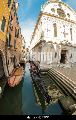 Ein Weitwinkel Blick auf die Kirche von Wundern in Venedig mit einer Gondel vorbei. Stockfoto