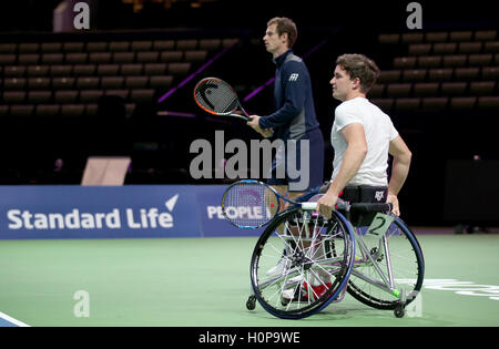 Andy Murray und Paralympic-Gold-Medallist Gordon Reid (rechts) Aufwärmen auf Platz vor dem Andy Murray Live Event im SSE Hydro, Glasgow. Stockfoto