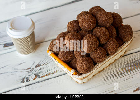 Süßigkeiten in Weidenkorb. Stockfoto