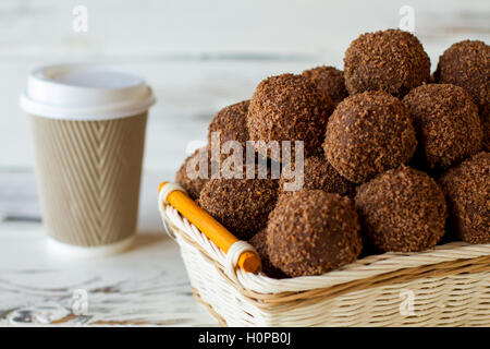 Braune Süßigkeiten in Weidenkorb. Stockfoto