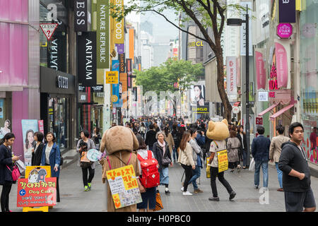 Belebten Straße im Stadtteil Myeongdong in Seoul, Südkorea. Stockfoto