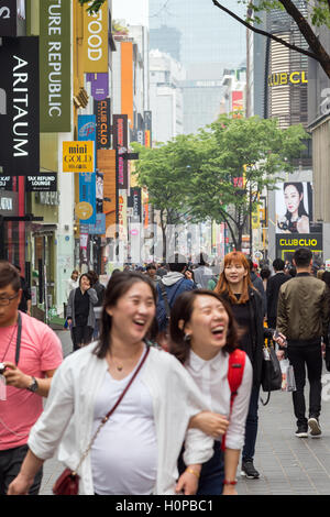 Belebten Straße im Stadtteil Myeongdong in Seoul, Südkorea. Stockfoto