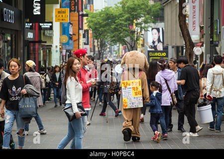 Belebten Straße im Stadtteil Myeongdong in Seoul, Südkorea. Stockfoto