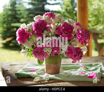 Blumenstrauß mit Pfingstrosen. Stockfoto