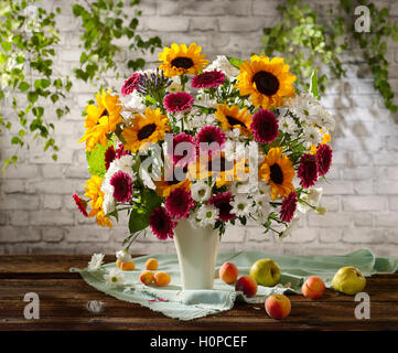 Blumenstrauß mit Sonnenblumen, Gerbera Stockfoto