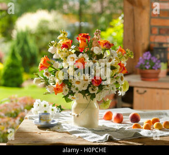 Bouquet von Blumen wie Rosen, Margeriten und Wildblumen Stockfoto