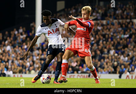 Tottenham Hotspurs Joshua Onomah (links) und Gillingham Josh Wright kämpfen um den Ball während des EFL-Cup, dritten Vorrundenspiel an der White Hart Lane, London. Stockfoto