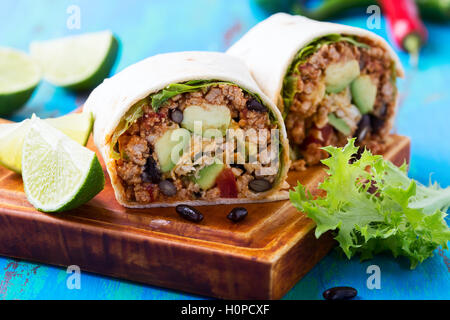Burrito, mexikanische und Tex-Mex-Food, Mehl Tortilla mit Chili Con Carne Füllung Stockfoto