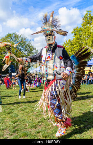 Erste Nationen Tänzer, DTES Pow Wow und Kulturfest, Oppenheimer Park, Vancouver, Britisch-Kolumbien, Kanada Stockfoto