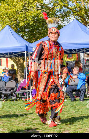 Erste Nationen Tänzer, DTES Pow Wow und Kulturfest, Oppenheimer Park, Vancouver, Britisch-Kolumbien, Kanada Stockfoto