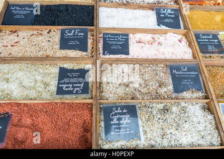 Mehrfarbige Salze zu verkaufen, Eze, Provence, Alpes-Maritimes, Frankreich Stockfoto