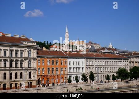 Blick auf die Matthiaskirche auf dem Burgberg, von der Kettenbrücke, Budapest, Ungarn Stockfoto