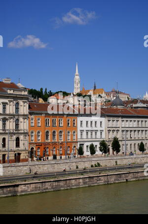 Blick auf die Matthiaskirche auf dem Burgberg, von der Kettenbrücke, Budapest, Ungarn Stockfoto