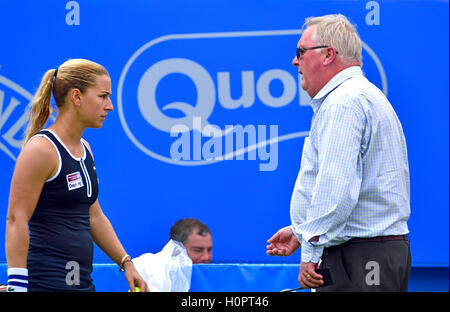 Eastbourne, Vereinigtes Königreich. 23. Juni, Eastbourne, England. Domenika Cibulkova (SVK) im Gespräch mit dem Schiedsrichter während des Spiels Agnieszka Radwansk Stockfoto