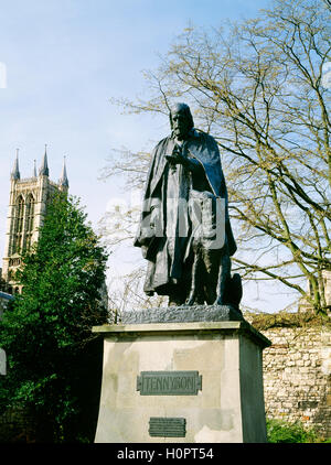 Gegossene Bronzestatue des Poet Laureate Alfred, Lord Tennyson in der Nähe von Kathedrale von Lincoln. Stockfoto