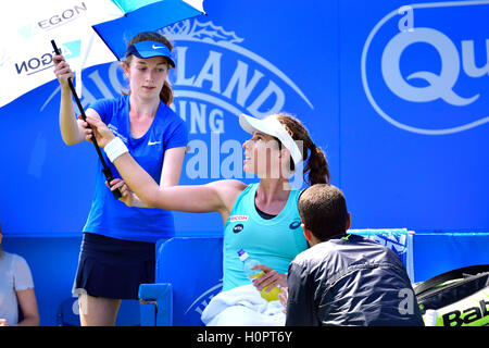 Johanna Konta mit ihrem Trainer und ein Ball Mädchen zwischen den Spielen in Eastbourne, 2016. Stockfoto