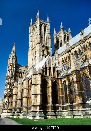 Der Südseite der Kathedrale von Lincoln, Lincolnshire, East Of England, UK: Türme der West-Front, Kirchenschiff und südlichen Seitenschiff Stockfoto