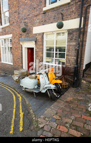 Zwei Motorroller Straße geparkt in Bridgnorth, Shropshire, England, UK Stockfoto