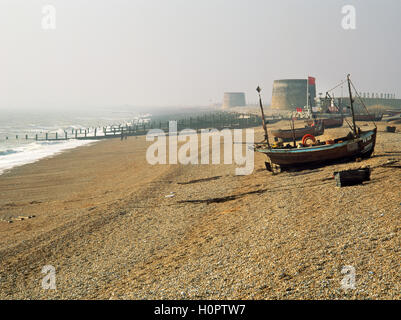 Traditionelle hölzerne Klinkerbau Angelboote/Fischerboote und georgischen Martello Türme auf Fishermans Beach, Hythe, Kent, England. 1992. Stockfoto